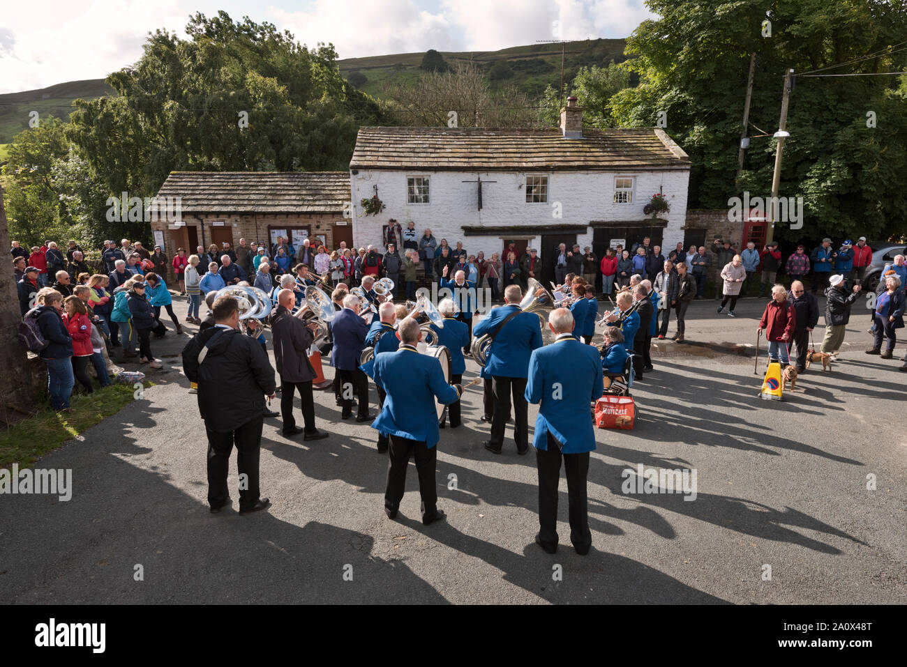 Muker Silber Band spielen außerhalb der Farmers Arms an Muker zeigen, Swaledale, North Yorkshire, September 2019 Stockfoto