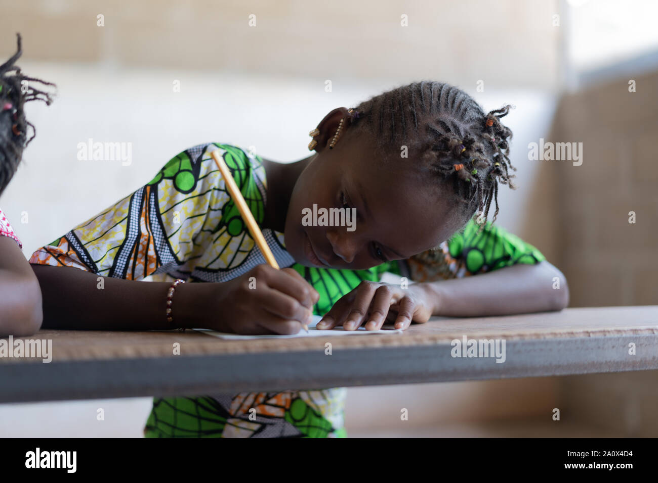 Wunderschöne Afrikanische Ethnie Mädchen schreiben Studieren Gemeinsam Lernen Stockfoto