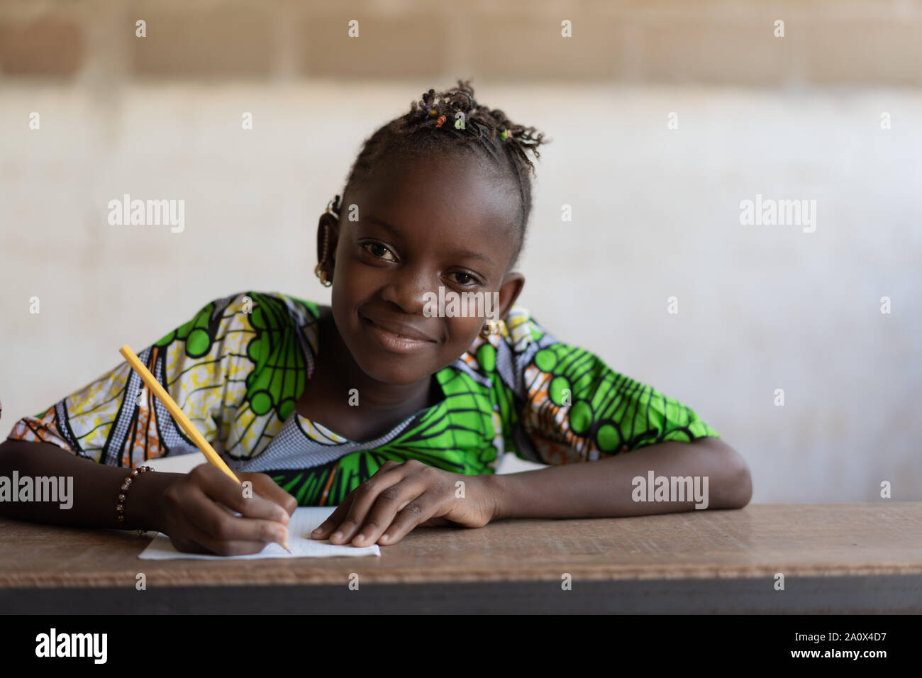 Wunderschönen afrikanischen Schwarzen ethnischen Mädchen studieren an ihrem Schreibtisch Stockfoto