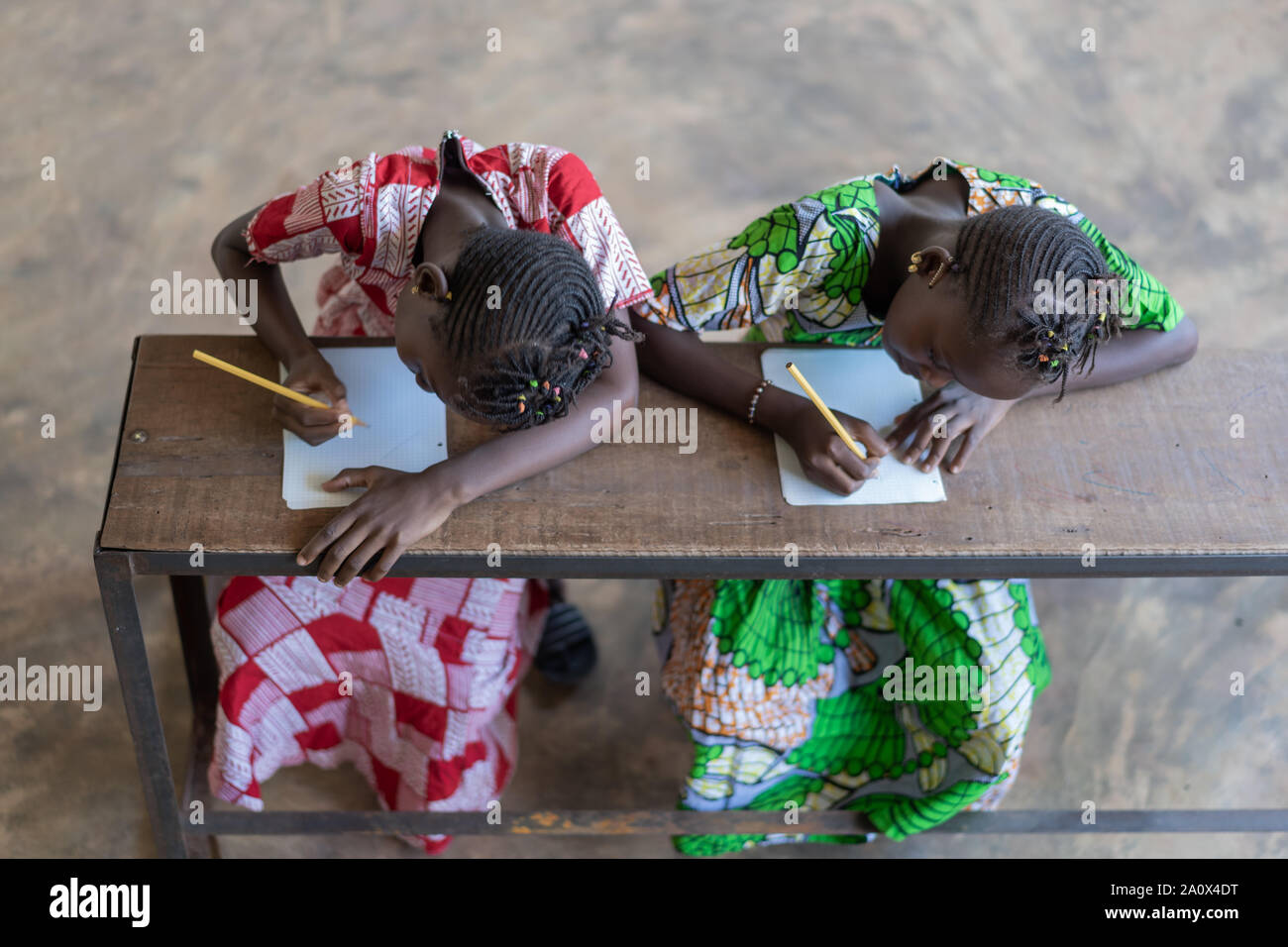 Blick von oben auf die zwei wunderschönen afrikanischen Mädchen Schreiben in der Schule Stockfoto