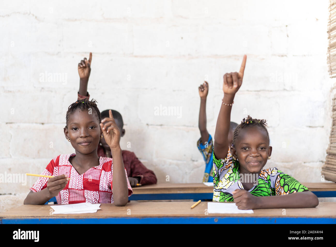 Schöne afrikanische Kinder Lächeln und Lachen in der Schule Drinnen Stockfoto