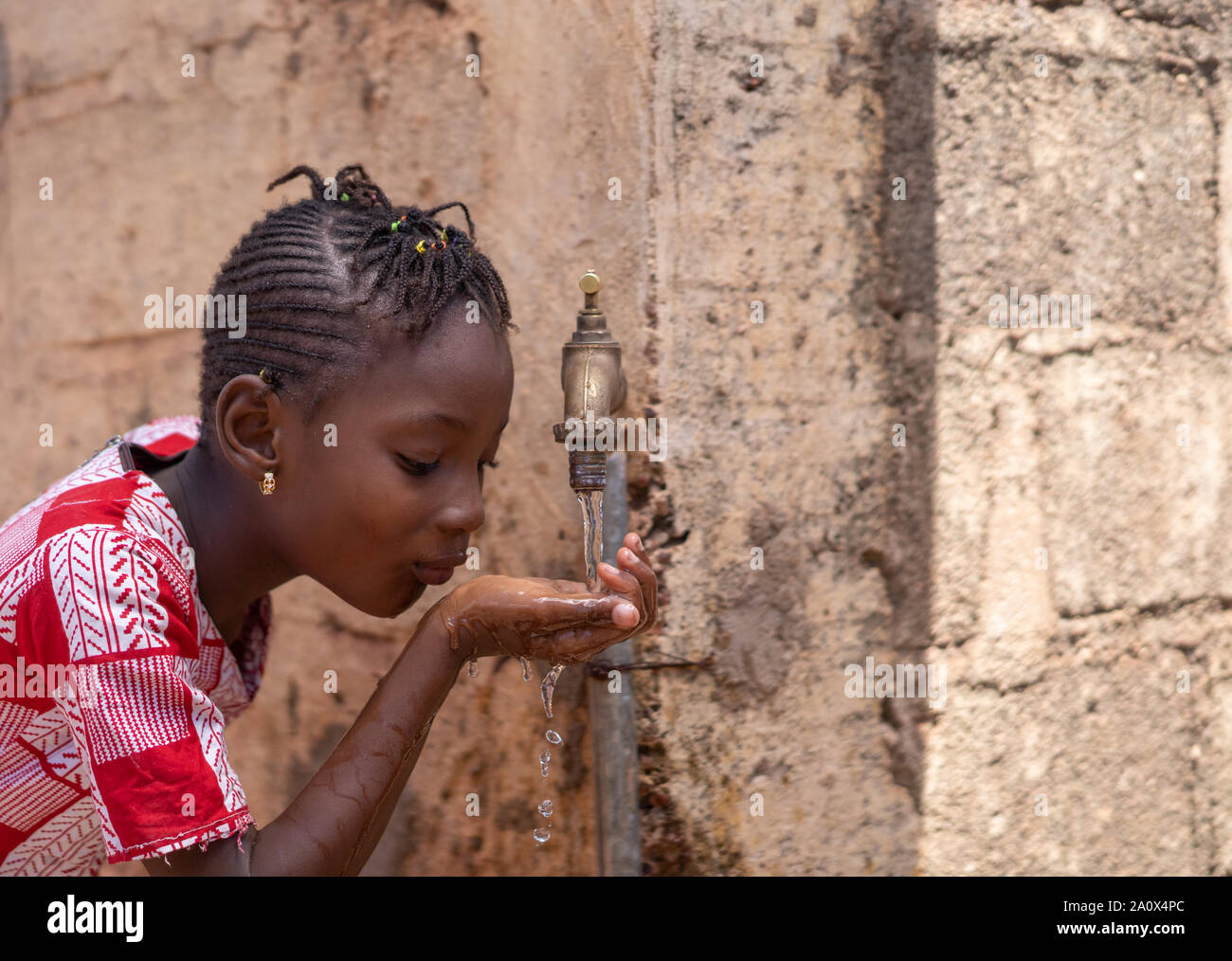 Der Zugang zu Wasser ist ein Menschenrecht, niedlichen Afrikanischen Trinkwasser Süßwasser Stockfoto