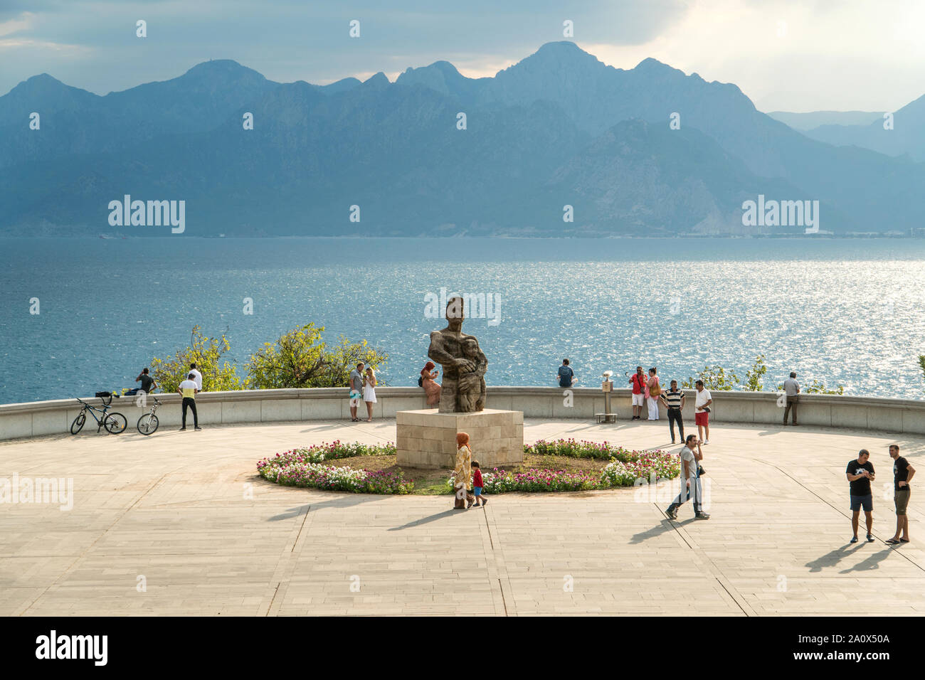 Antalya, Türkei - September 20, 2019: Passanten eine Skulptur Denkmal eines Arbeitnehmers und Sohn in Karaalioglu Park geniessen einen herrlichen Blick auf die Berge Stockfoto