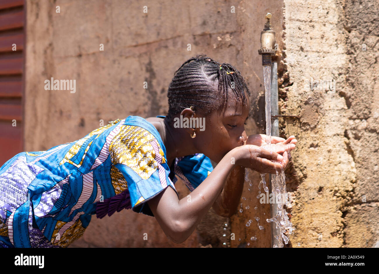Wunderschöne afrikanische Studenten trinken Süßwasser Stockfoto