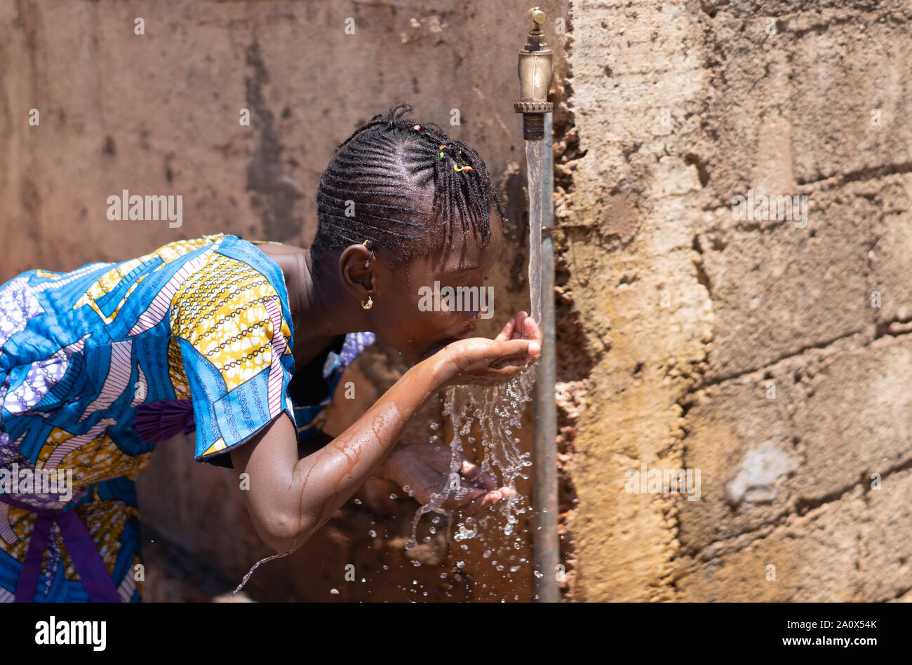 Wasser - Quelle des Lebens und der Erde, afrikanischen schwarzen Mädchen trinken Stockfoto