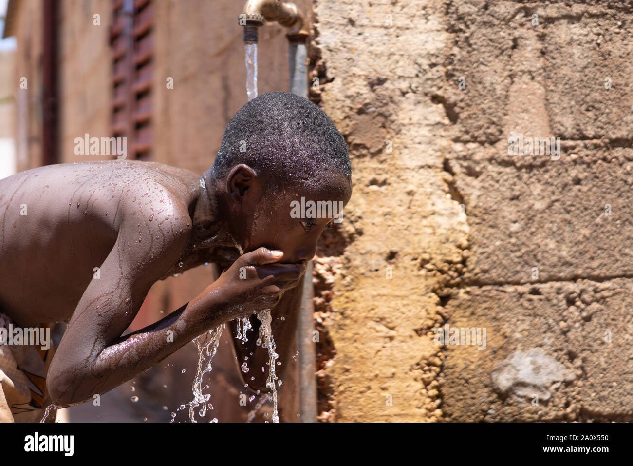 Gesundheit und Hygiene Symbol, afrikanischen Jungen mit Wasser und Seife Stockfoto