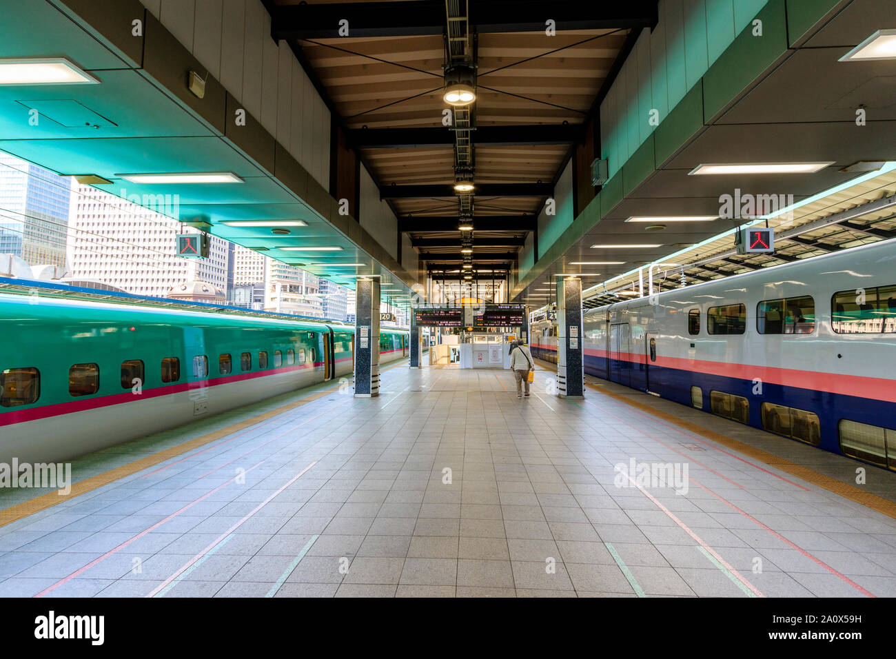 Bahnhof von Tokio. Plattform der E5 Tohoku Shinkansen, Bullet Train, an Plattform 21. und am 22. Eine Double Decker E4 MAX. Plattform hat nur zwei Personen auf. Stockfoto