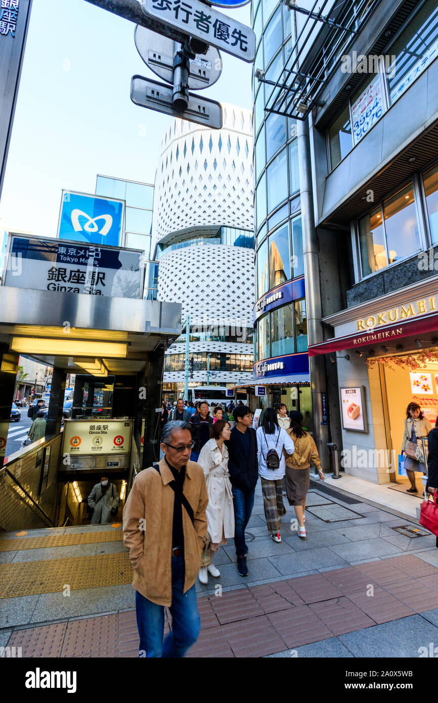 Tokyo, Ginza. Menschen, die von der U-Bahnstation Ginza Ausgang neben "Le Cafe Douttor, während im Hintergrund ist die Ginza, weißes Gebäude. Daytim Stockfoto