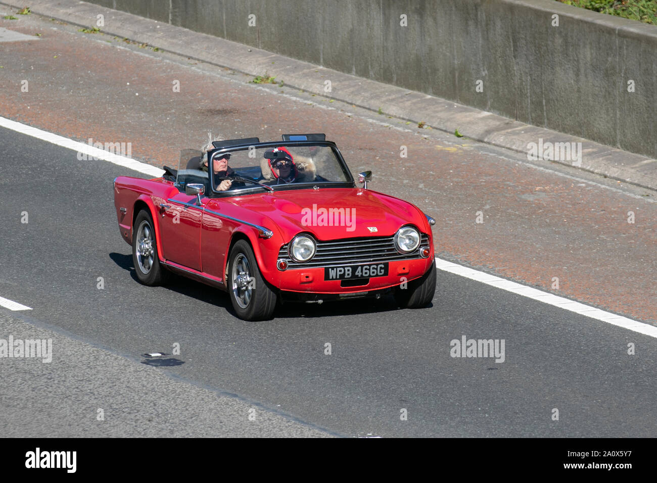 1968 Red Triumph TR5; UK Fahrzeug Verkehr, Transport, 60ER JAHRE Sportwagen, Richtung Süden auf der dreispurigen Autobahn M6. Stockfoto