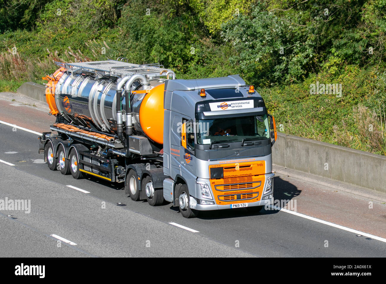 Qualitech Umwelt Service; Volvo FH schwerer Güter-LKW, Spedition, Lkw, Transport, Lastwagen, Cargo, Fahrzeug, Lieferung, Transport, Industrie, Fracht, auf der M6 an der Lancaster, Großbritannien Stockfoto