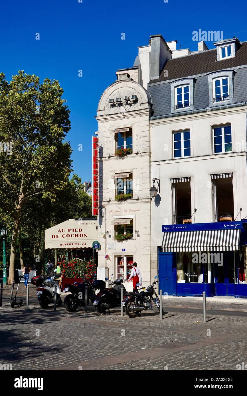 Fußgänger vorbei vor der Au Pied de Cochon Restaurant, Brasserie, Restaurant, in Les Halles, Paris, Frankreich Stockfoto