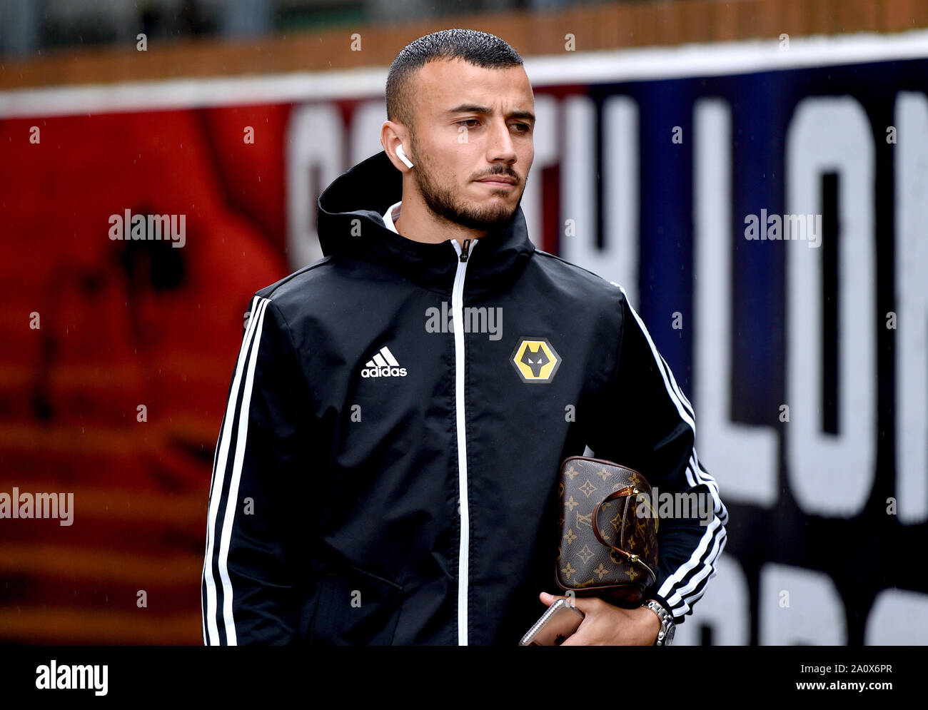 Wolverhampton Wanderers' Romain Saiss kommt an das Stadion vor Beginn der Premier League Spiel im Selhurst Park, London. Stockfoto