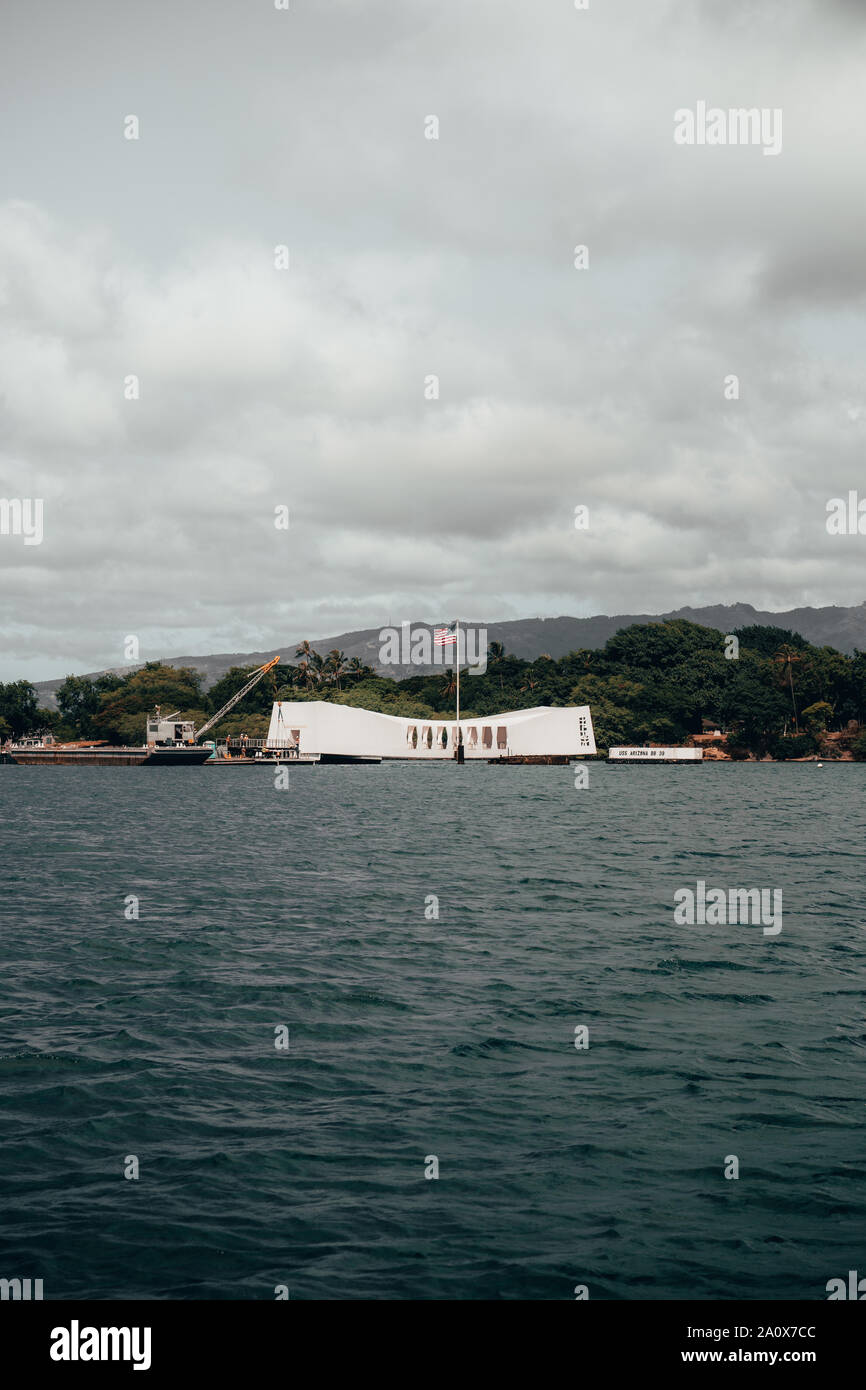 Pearl Harbor, Hawaii - 23. August 2019: Blick auf die Berge im Hintergrund des USS Arizona Memorial. Von Pearl Harbor National Memorial. Stockfoto