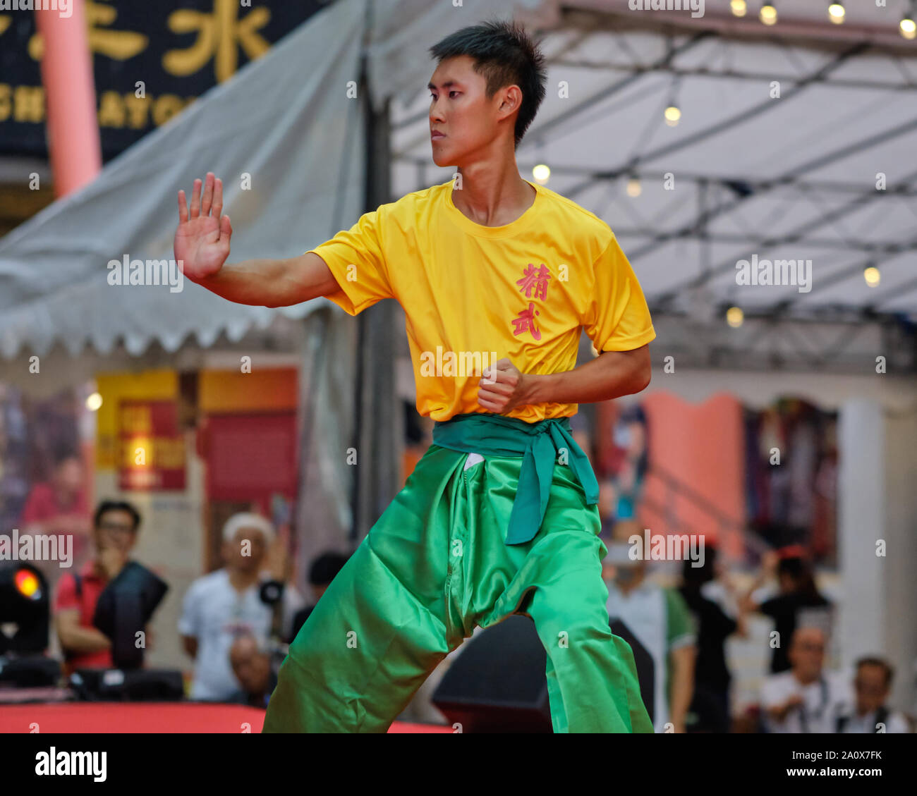 Eine junge ethnische Chinesen während einer Demonstration der Kampfkunst in Chinatown, Singapur Stockfoto