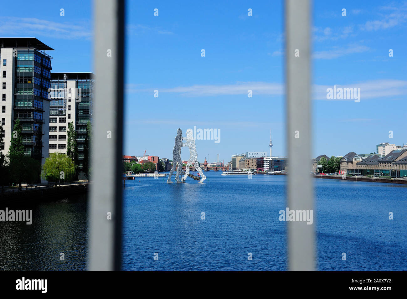 BERLIN, DEUTSCHLAND, Berlin. Deutschland. Molecule man Skulptur des amerikanischen Künstlers Jonathan Borofsky an der Spree, Treptower, deutschland, europa, Stockfoto