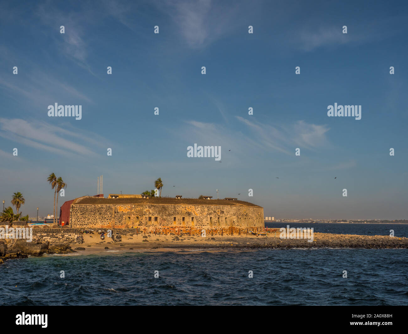 Blick auf die Insel Goree mit fort und Dakar Stadt im Hintergrund sichtbar. Gorée Island. Dakar, Senegal. Afrika. Île de Gorée. Stockfoto