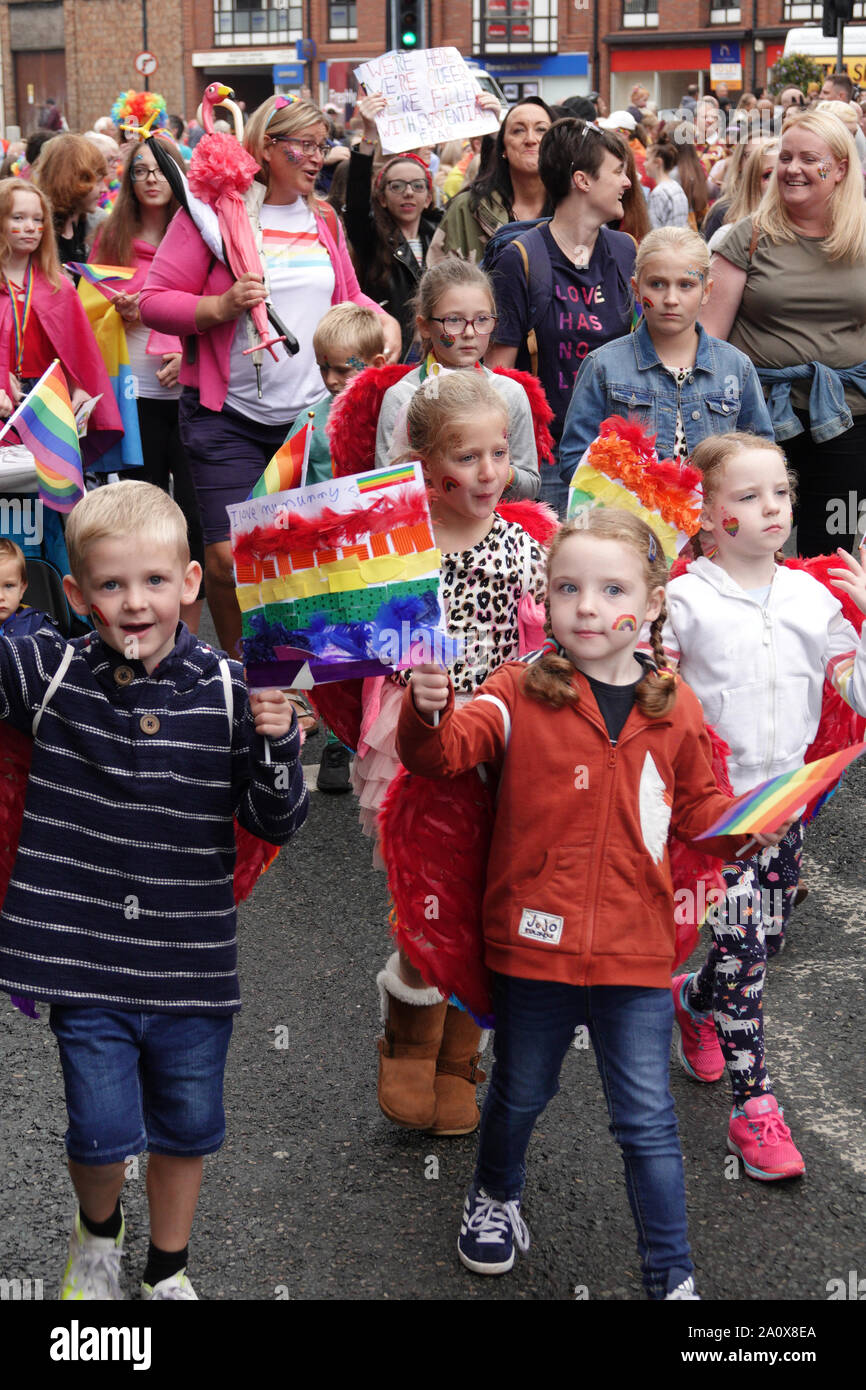 Chester, UK. 22. September 2019. Kleine Kinder unter den Anhängern der LGBT+ Community Parade durch die Straßen von Chester am jährlichen Chester Pride Festival. Credit: Ken Biggs/Alamy Leben Nachrichten. Stockfoto