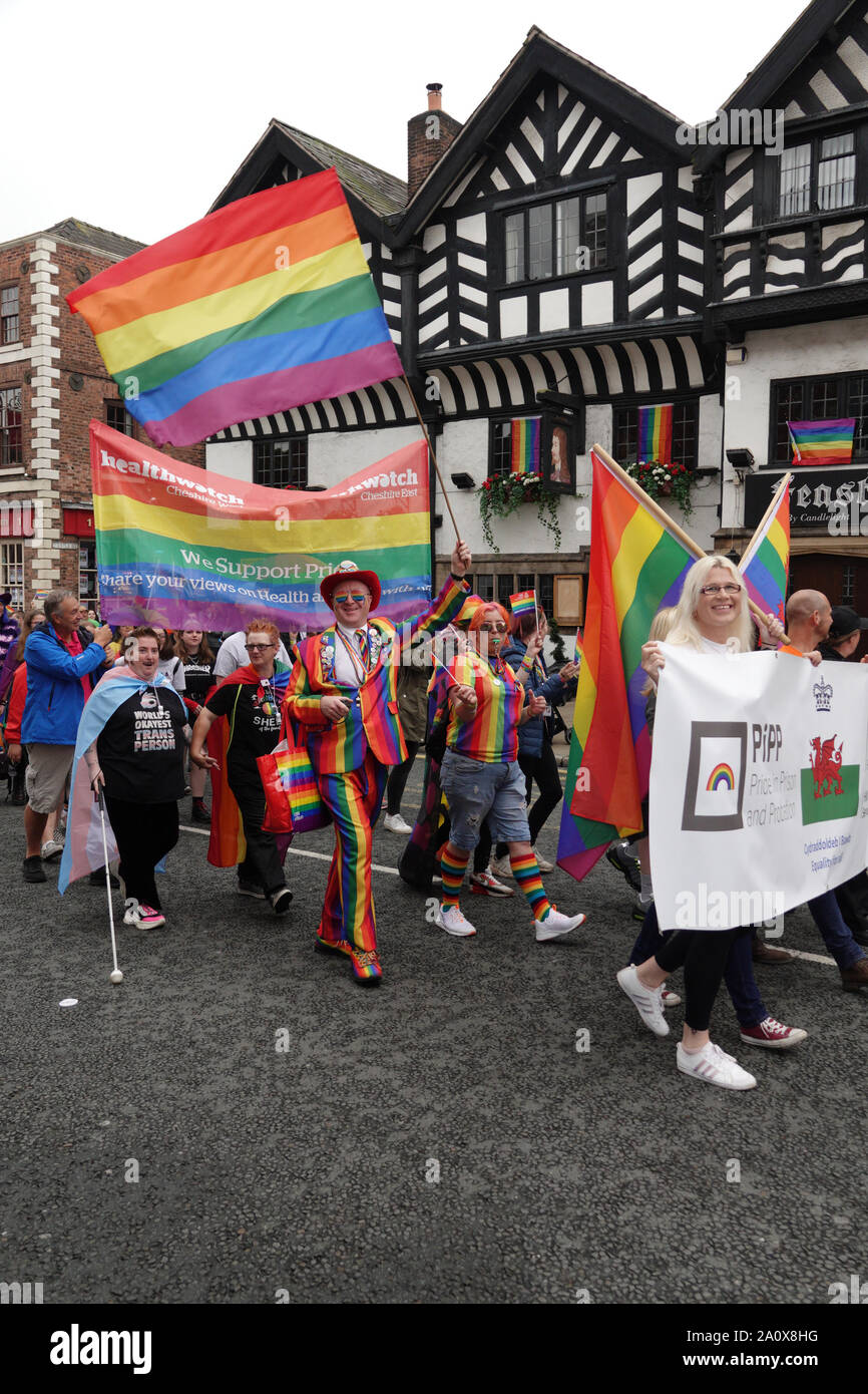 Chester, UK. 22. September 2019. Anhänger der LGBT+ Community Parade durch die Straßen von Chester am jährlichen Chester Pride Festival. Credit: Ken Biggs/Alamy Leben Nachrichten. Stockfoto