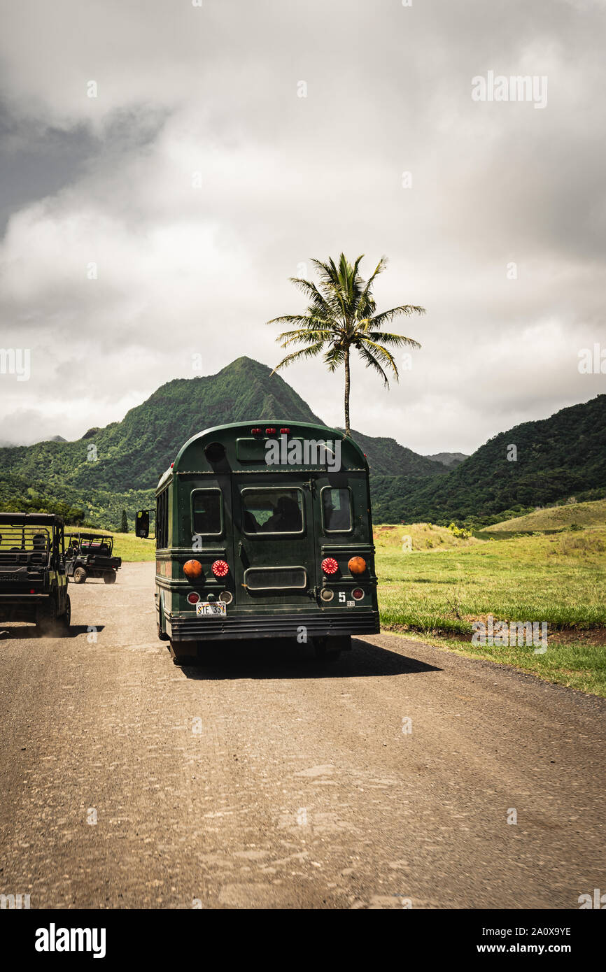 Oahu, Hawaii - 23. August 2019: Schöne Landschaft fahren UTVs an Kualoa Ranch, Oahu Hawaii. Stockfoto
