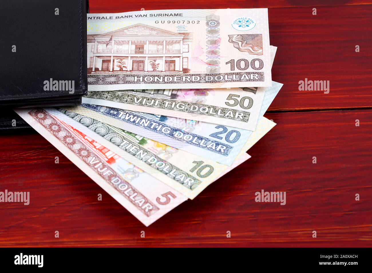 Suriname Dollar im schwarzen Mappe Stockfoto