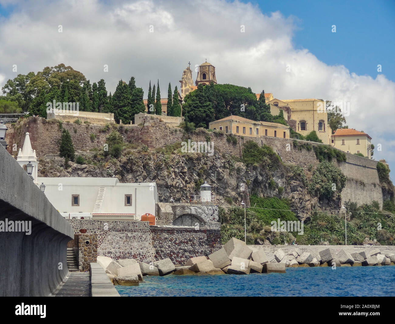 Lipari auf einer Insel Lipari, der größten der Äolischen Inseln im Tyrrhenischen Meer in der Nähe von Sizilien in Italien Stockfoto