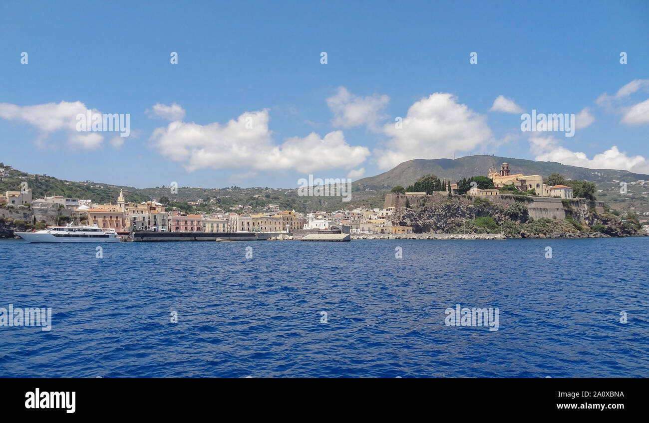 Lipari auf einer Insel Lipari, der größten der Äolischen Inseln im Tyrrhenischen Meer in der Nähe von Sizilien in Italien Stockfoto