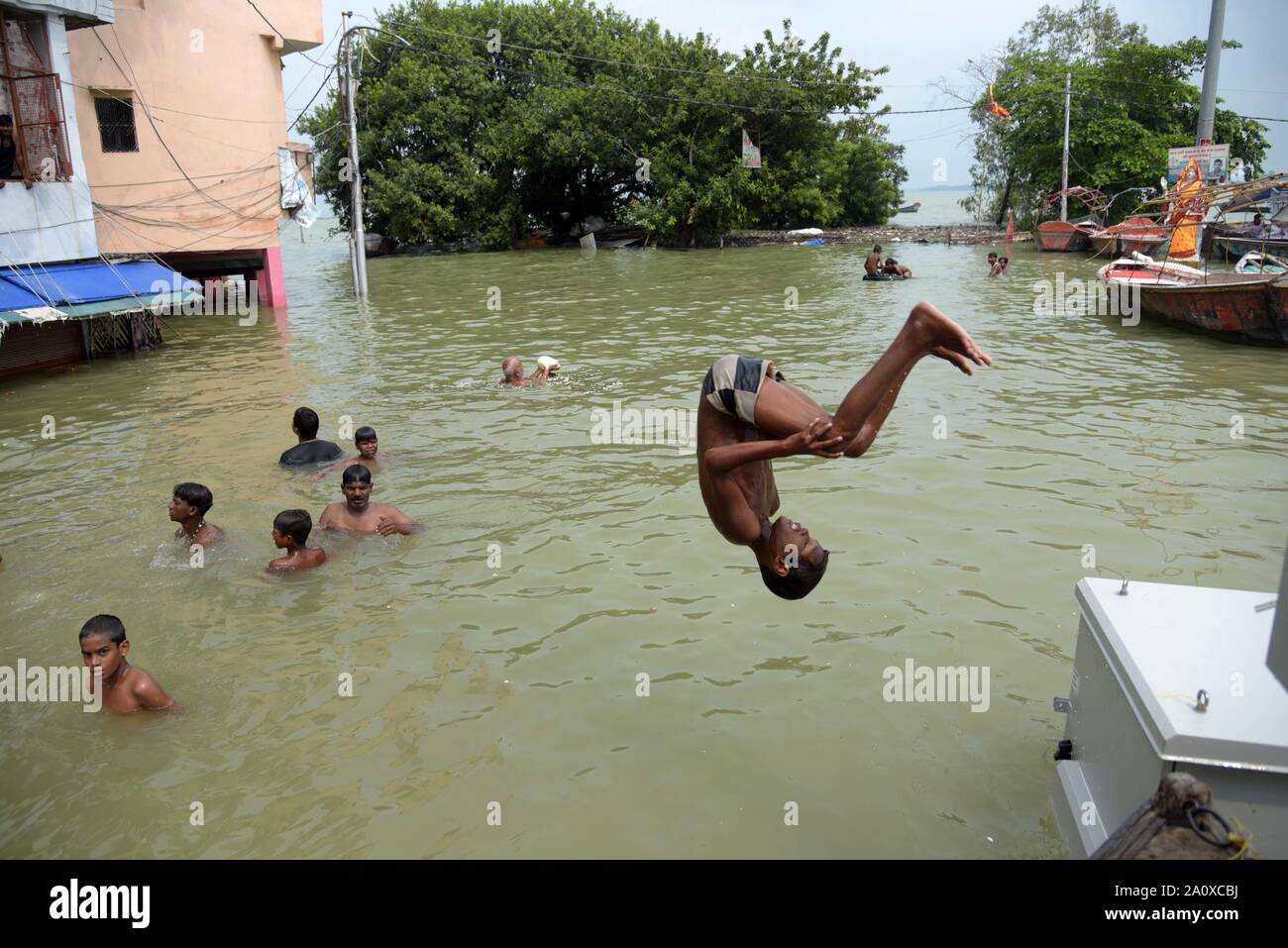 Prayagraj, Indien. 22. September 2019. September 22, 2019: Prayagraj: Kinder tauchen in die überfluteten Wasser des Flusses Ganga bei Daraganj Bereich in Prayagraj (Singapore) am Sonntag, 22. September 2019. Credit: Prabhat Kumar Verma/ZUMA Draht/Alamy leben Nachrichten Stockfoto