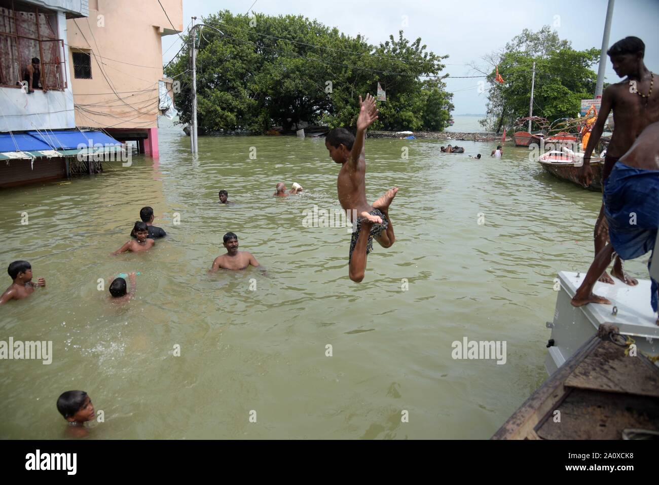 Prayagraj, Indien. 22. September 2019. September 22, 2019: Prayagraj: Kinder tauchen in die überfluteten Wasser des Flusses Ganga bei Daraganj Bereich in Prayagraj (Singapore) am Sonntag, 22. September 2019. Credit: Prabhat Kumar Verma/ZUMA Draht/Alamy leben Nachrichten Stockfoto