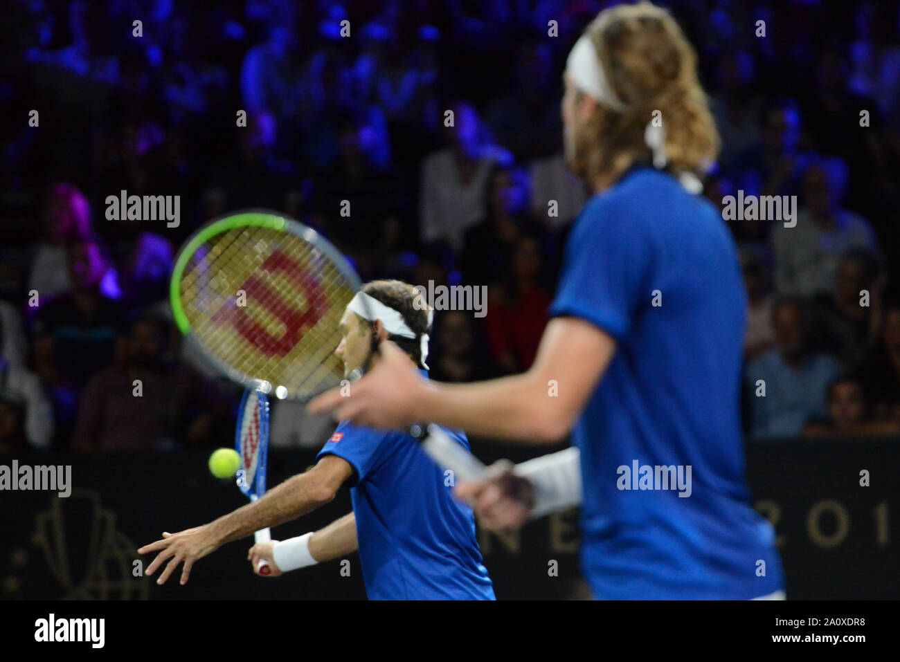 Genf, Schweiz. 22 Sep, 2019. ROGER FEDERER und STEFANOS TSITSIPAS spielen Doppel in das Handfaß Cup Tennis Event in Genf in der Schweiz. Quelle: Christopher Abgabe/ZUMA Draht/Alamy leben Nachrichten Stockfoto