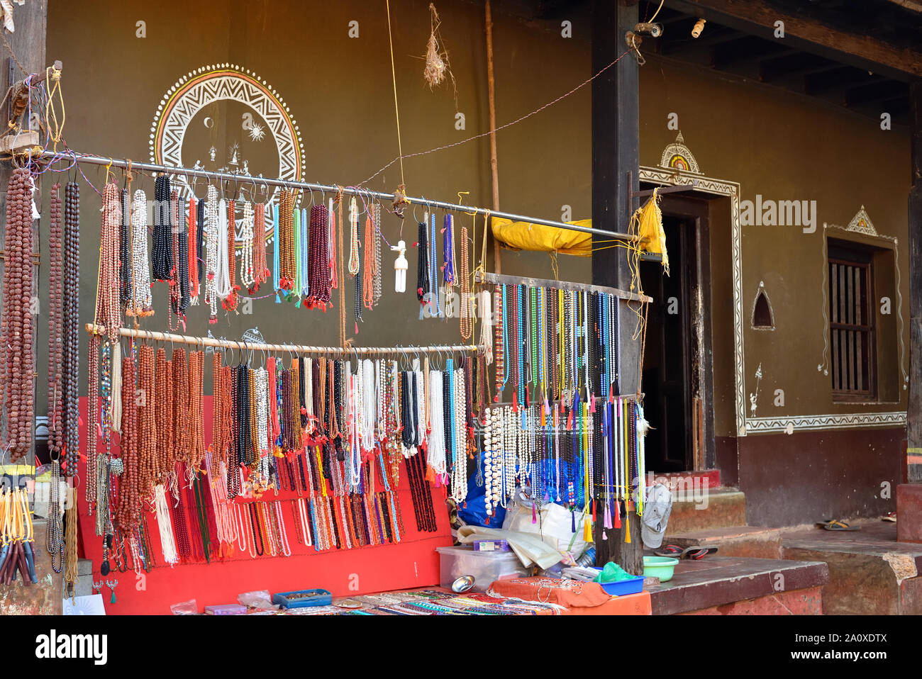 Die Straße mit Ornamenten und Souvenirs vor der traditionellen Haus in Gokarna, die Karnataka abgewürgt. Stockfoto