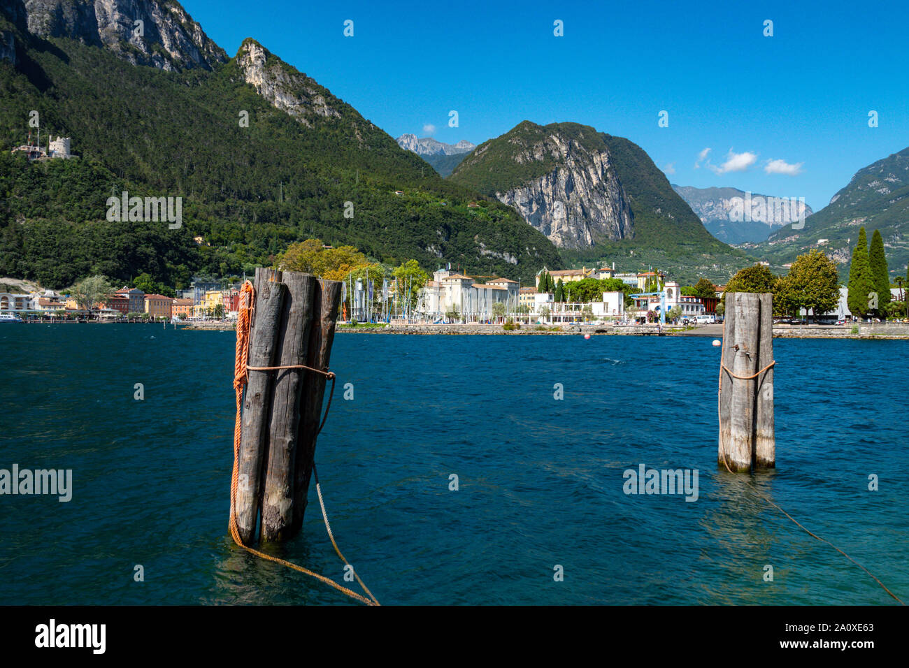 Holz- Stapel, im See, Gardasee, Riva del Garda, Trentino, Alto Adige, Norditalien Stockfoto