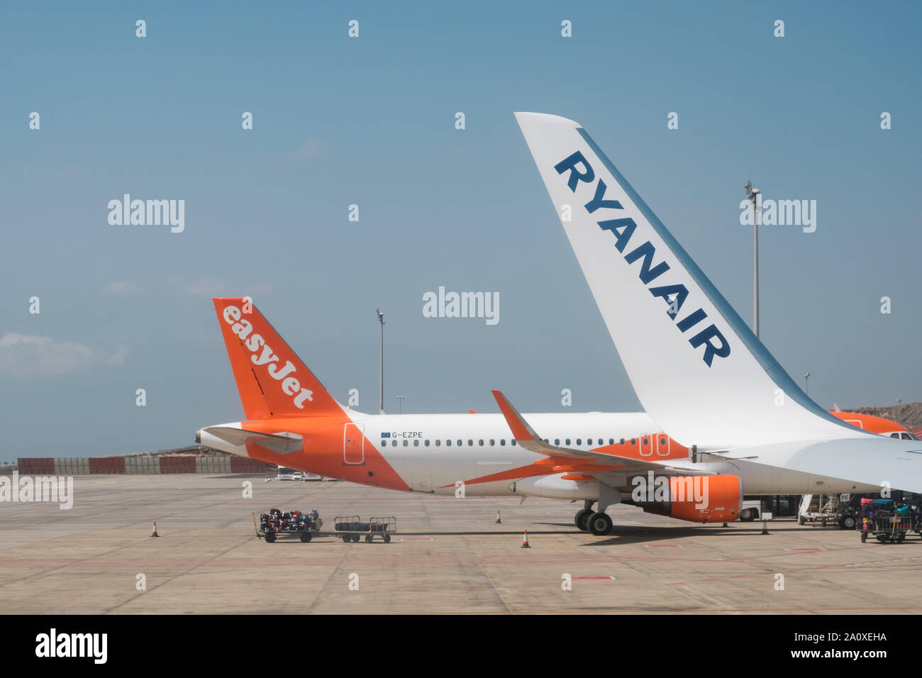 Teneriffa, Spanien, August 2019: Ryanair und Easyjet Flugzeugen. Beide Fluggesellschaften konkurrieren für low cost Flüge. Stockfoto