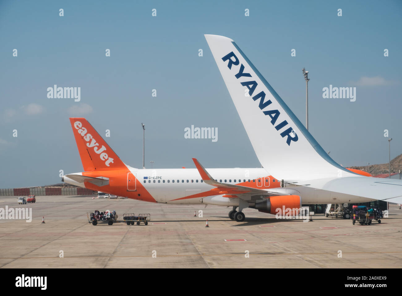Teneriffa, Spanien, August 2019: Ryanair und Easyjet Flugzeugen. Beide Fluggesellschaften konkurrieren für low cost Flüge. Stockfoto