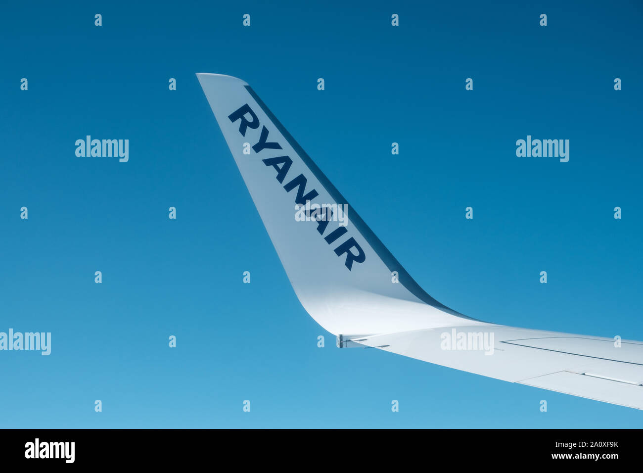 Teneriffa, Spanien, August 2019: Ryanair Logo auf Flugzeugflügel. Ryanair ist eine Low Cost Fluggesellschaft Stockfoto