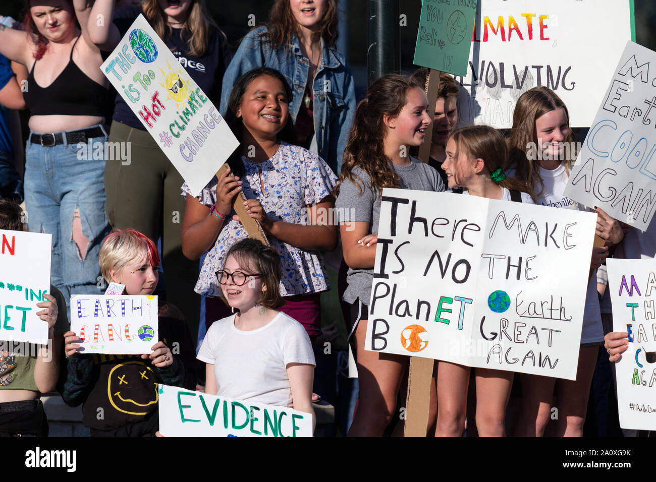 High-School-Mädchen in einer Menge halten Zeichen bei der internationalen Justice Rally in Asheville, NC, USA Stockfoto