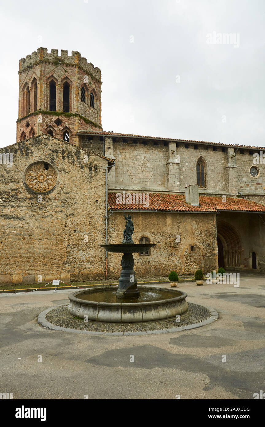 Platz mit Brunnen vor den Toren der Kathedrale Saint-Lizier historisches Denkmal (Saint-Lizier, Ariège, Royal, Pyrenäen, Frankreich) Stockfoto
