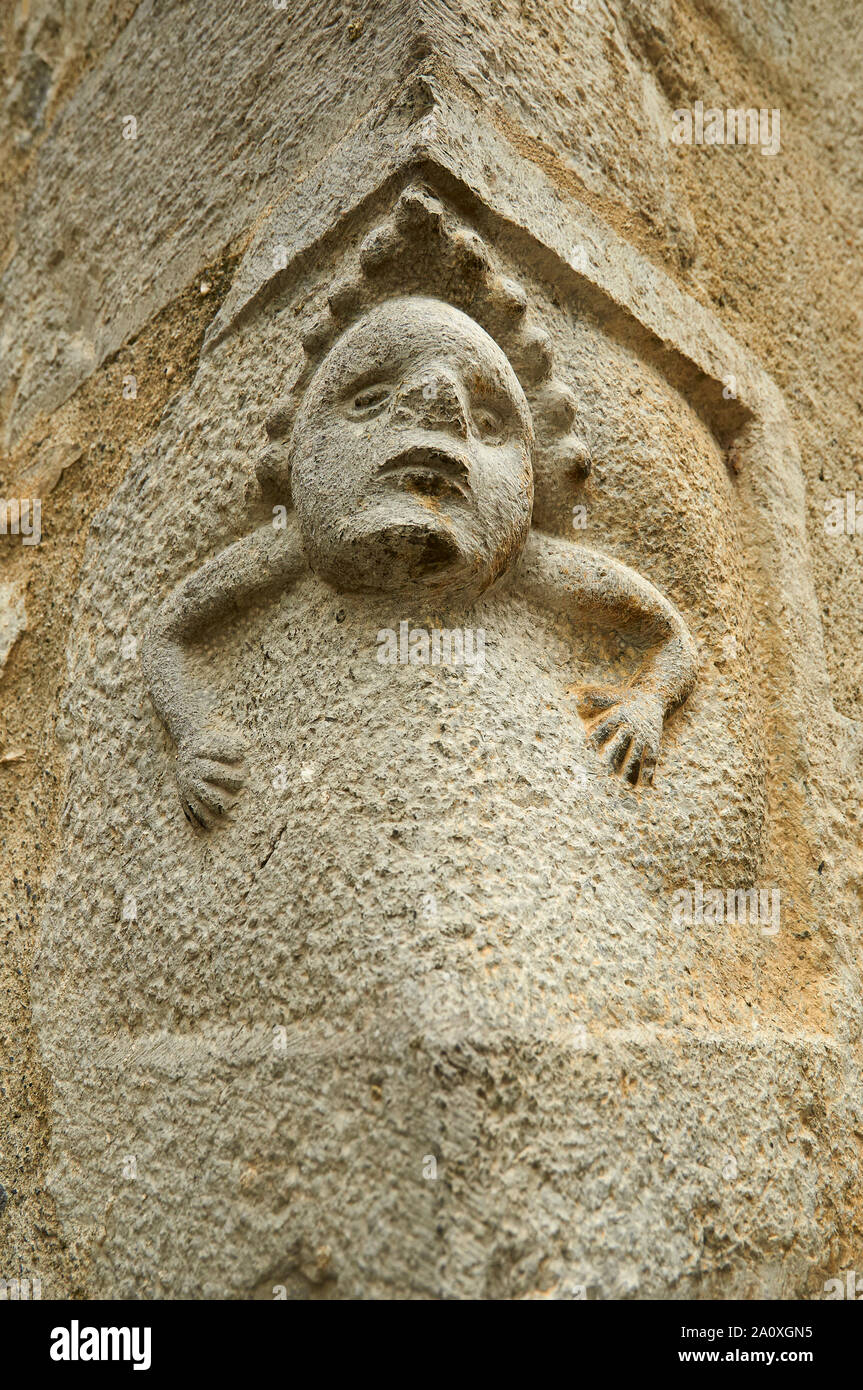 Menschliches Gesicht in Stein Mauerwerk in der Ecke zweier Straßen carved in Saint-Lizier (Saint-Girons, Ariège, Royal, Pyrenäen, Frankreich) Stockfoto