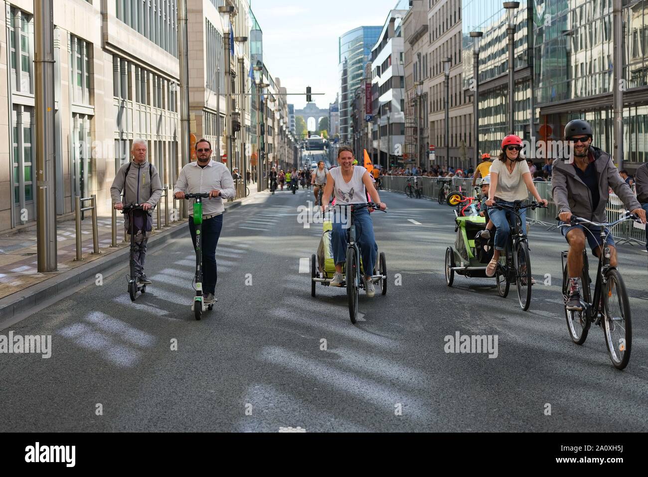 Brüssel, Belgien. 22 Sep, 2019. Die Menschen feiern jährliche Autofreie Tag durch Reiten Fahrräder, Dreiräder und Tretroller entlang einer Hauptstraße in der Innenstadt von Brüssel, Belgien, Sept. 22, 2019. Credit: Zhang Cheng/Xinhua/Alamy leben Nachrichten Stockfoto