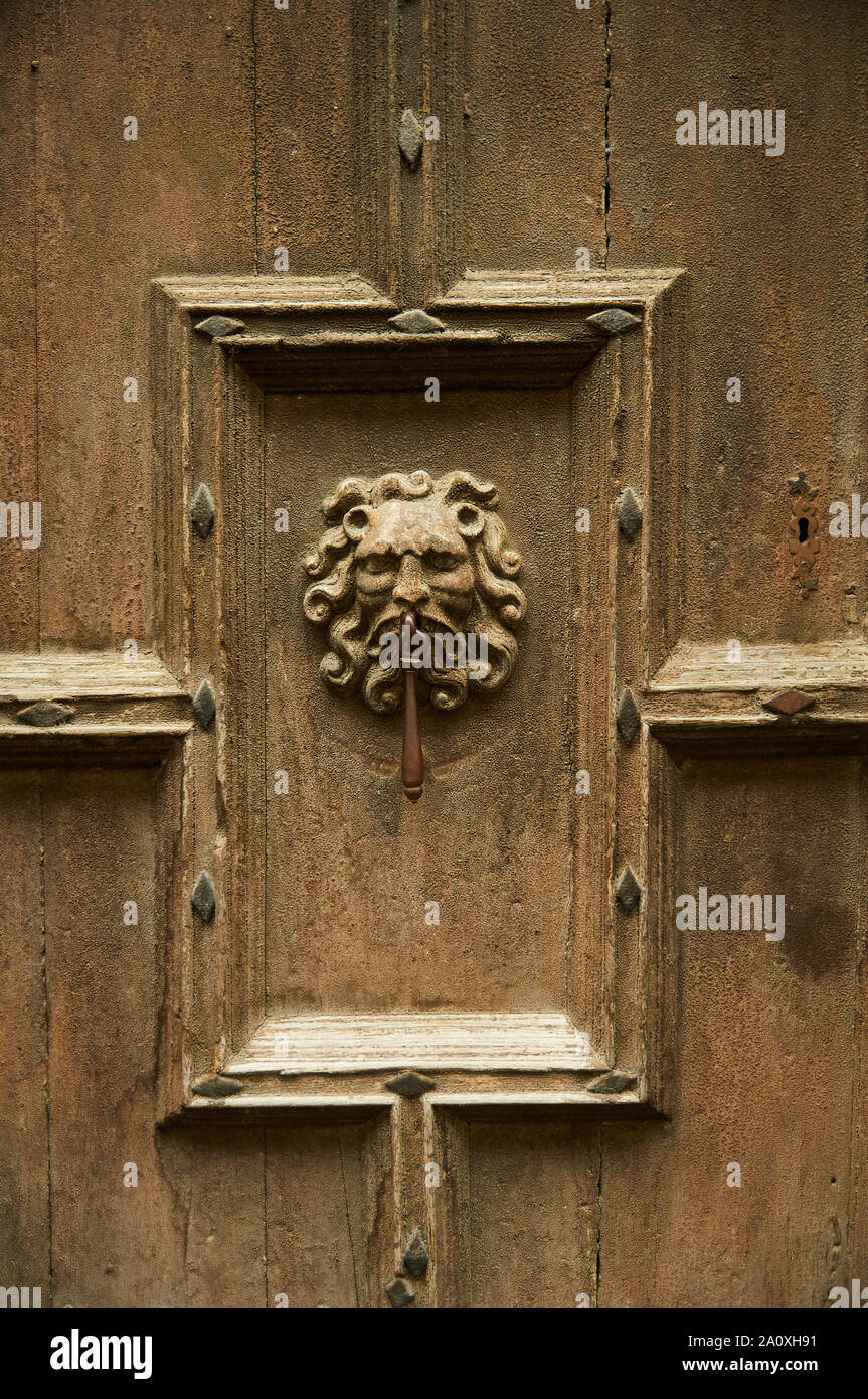 Menschliches Gesicht Türklopfer in einem vintage Holz Tür eines Hauses in Saint-Lizier (Saint-Girons, Ariège, Royal, Pyrenäen, Frankreich) Stockfoto