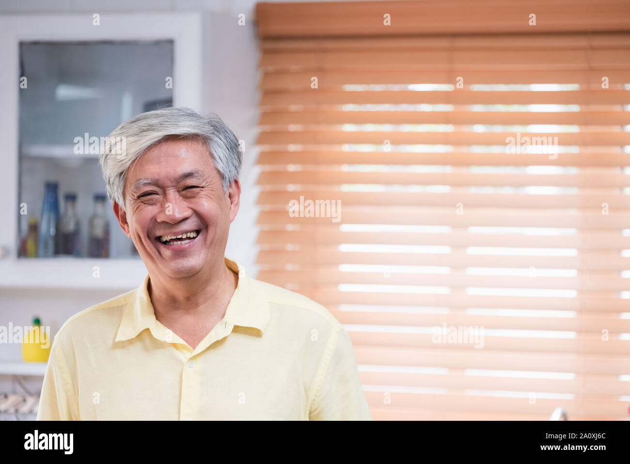 Asiatische älterer Mann Lächeln im Wohnzimmer zu Hause, Happy Aging zu Hause Konzept. Stockfoto