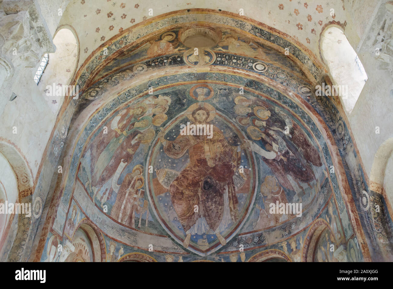 Jesus Christus in der Mandorla umgeben, die durch die Apostel in die Romanische Wandmalerei aus dem 12. Jahrhundert in der Kapelle der Mönche (Chapelle des Moines de Berzé-la-Ville dargestellt) in Berzé-la-Ville, Frankreich. Stockfoto