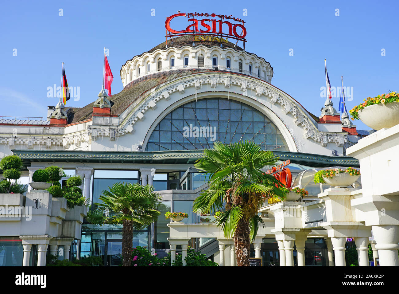 EVIAN-LES-BAINS, Frankreich-23 Jun 2019 - Blick auf das Wahrzeichen von Evian Casino am Quai Baron de Blonay am Ufer des Genfer Sees unterhalb der Alpen mounta Stockfoto