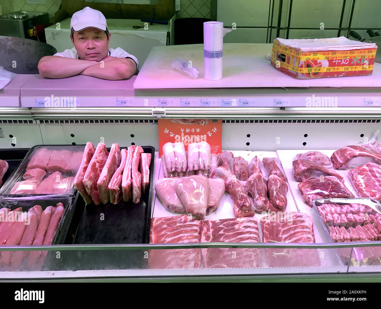 Ein chinesisches Schweinefleisch Metzger wartet auf Kunden in einem Supermarkt in Peking am Sonntag, 22. September 2019. China wird 10.000 Tonnen Schweinefleisch aus seiner zentralen Reserven, um die steigenden Preise für Schweinefleisch zu stabilisieren und mit einem schweinepestkrise ausgelöscht hat fast ein Drittel der Schweine fertig zu lösen. Foto von Stephen Rasierer/UPI Stockfoto