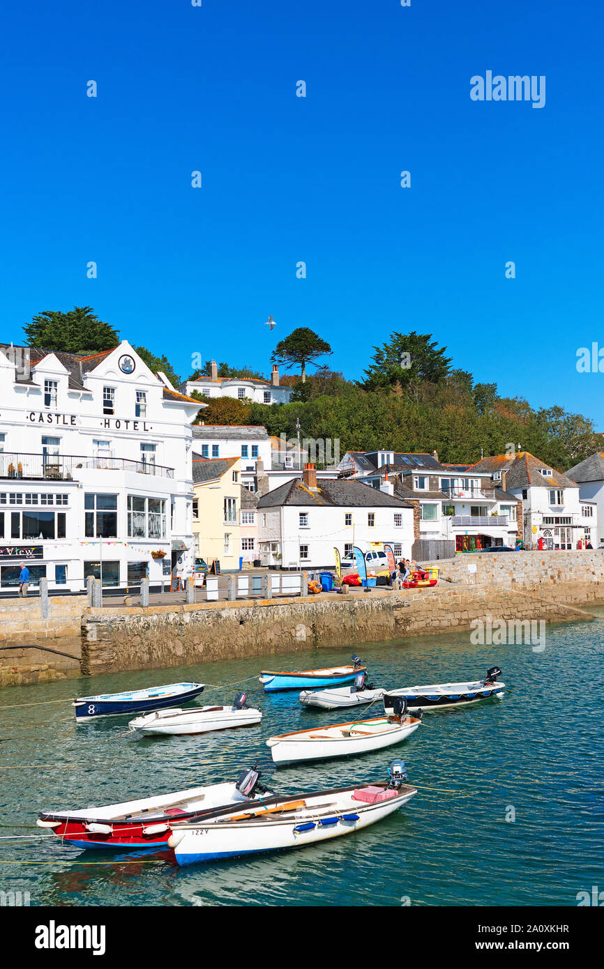Boote im Hafen von St. Mawes, Cornwall, England, Großbritannien, Großbritannien. Stockfoto