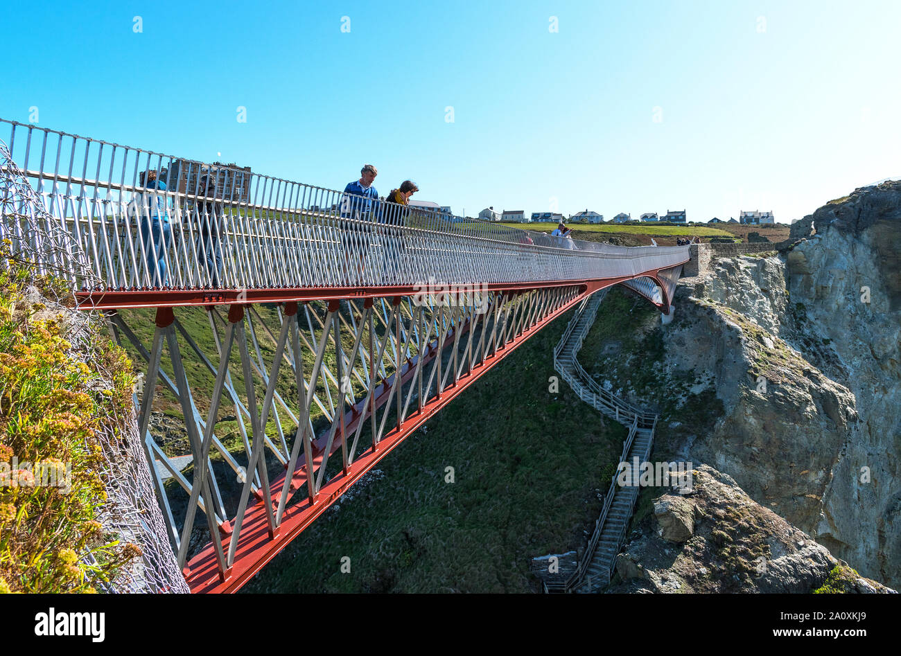 Die Besucher, die über das neue 70 Meter Brücke in Tintagel in Cornwall, England, Großbritannien, die Brücke, die das Festland mit dem contecting Schloss geöffnet Stockfoto