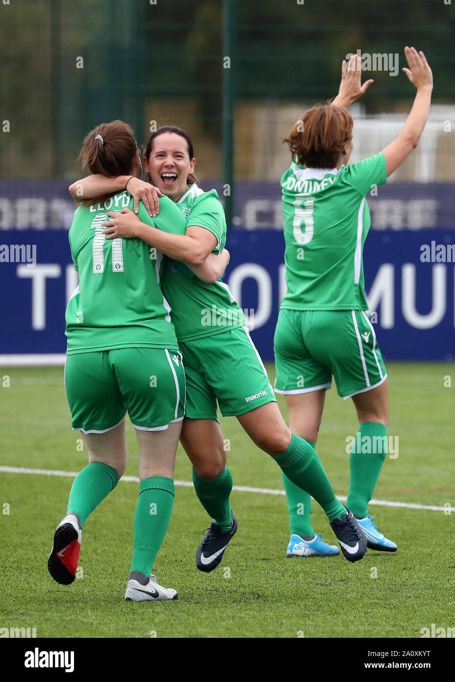 Der UK Parliamentary Women's Football Club feiert sein erstes Tor während seines Spiels gegen die Lewes FC Women's Vets im American Express Elite Football Performance Center in Brighton. Stockfoto