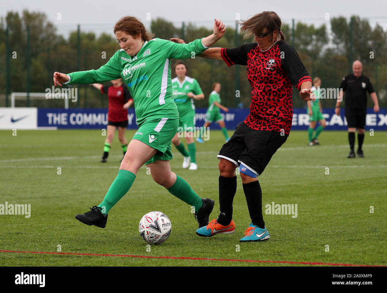 Lizzy Buchanan (links) vom britischen Parlamentarischen Frauenfußballverein in Aktion während ihres Spiels gegen die Lewes FC Frauenvets in einem der ersten Fußballspiele der Parteikonferenz im American Express Elite Football Performance Center in Brighton. Stockfoto