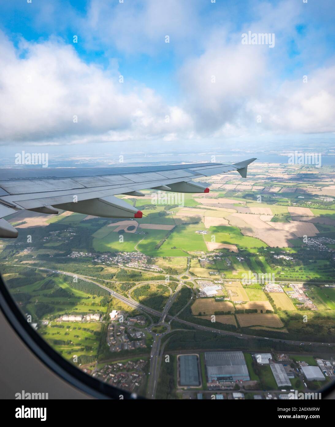 Blick aus dem Flugzeug Fenster der Autobahn M8 Junction und Erhabene, Schottland, Großbritannien Stockfoto