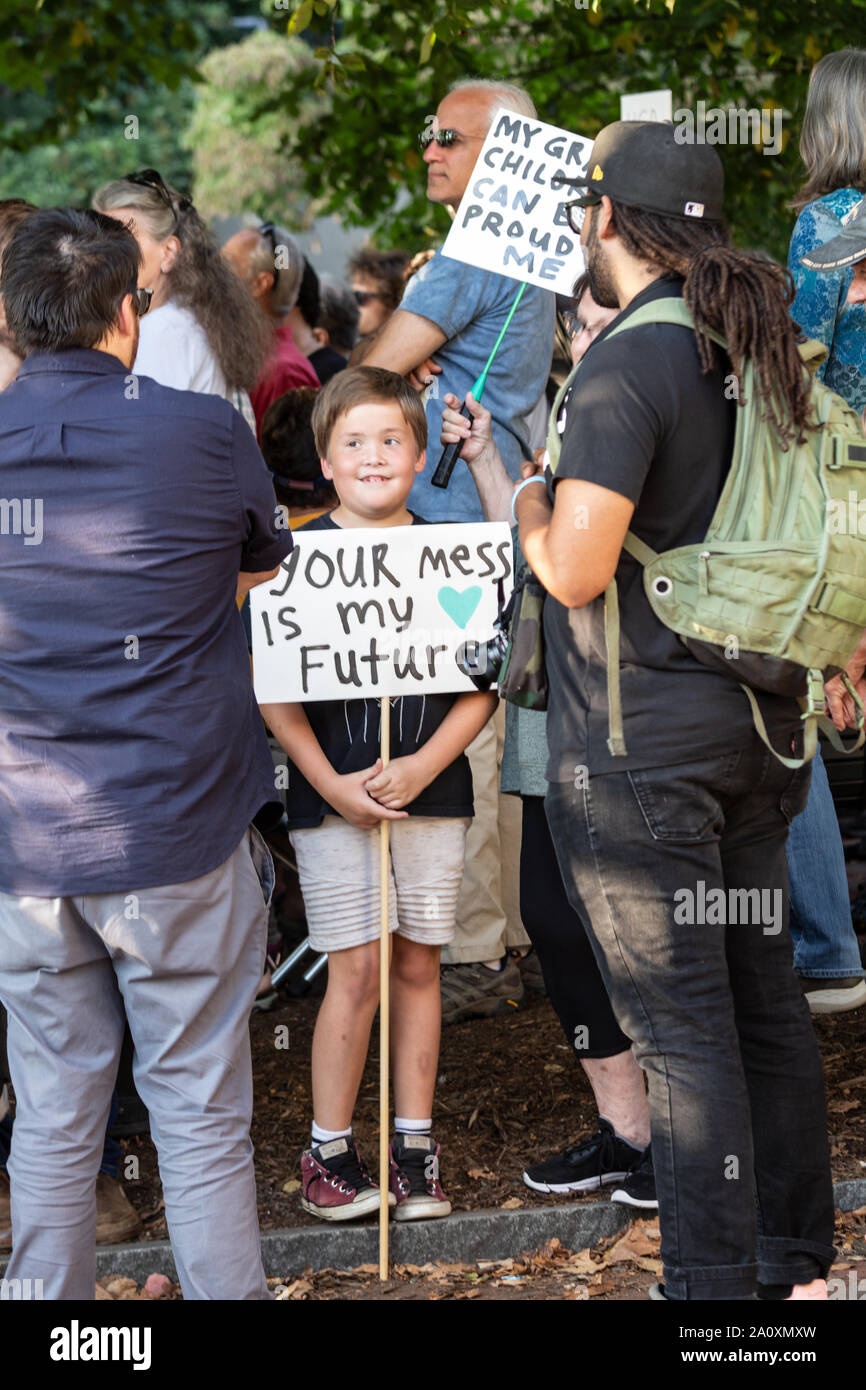 Eine Familie protestiert gemeinsam bei der International Climate Justice Rally in Asheville, NC, USA Stockfoto