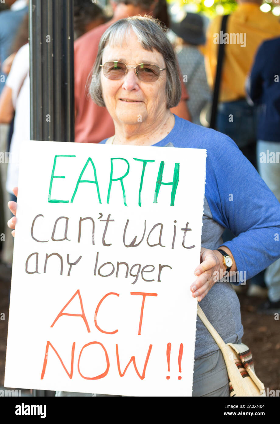 Ein Senioren-Protest bei der Internationalen Klima-Justice-Rallye in Asheville, NC, USA. Stockfoto